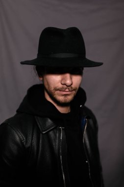 şapka ve deri ceketli çocuk