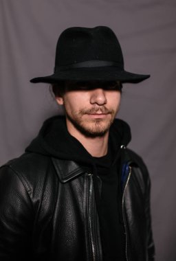 şapka ve deri ceketli çocuk