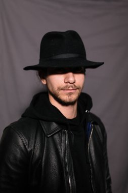 şapka ve deri ceketli çocuk