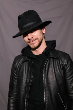 şapka ve deri ceketli çocuk