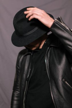 şapka ve deri ceketli çocuk