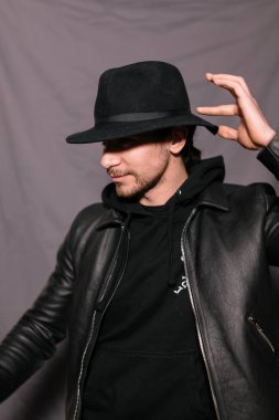 şapka ve deri ceketli çocuk