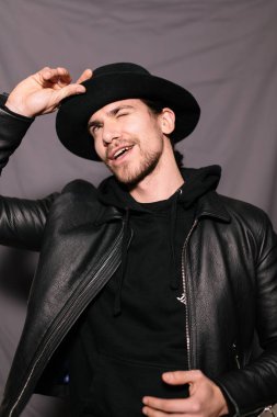 şapka ve deri ceketli çocuk