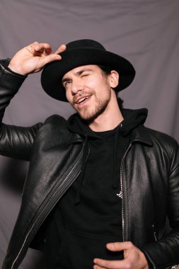 şapka ve deri ceketli çocuk