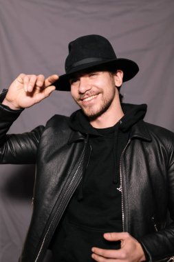 şapka ve deri ceketli çocuk