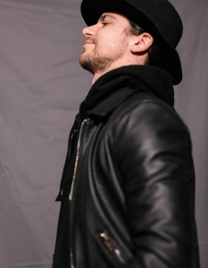 şapka ve deri ceketli çocuk