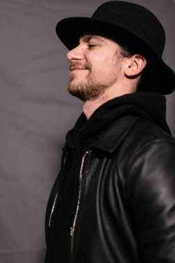 şapka ve deri ceketli çocuk