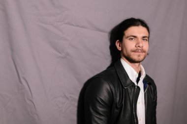 genç yakışıklı bir adamla