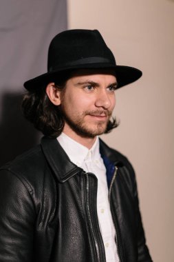 şapka ve deri ceketli çocuk