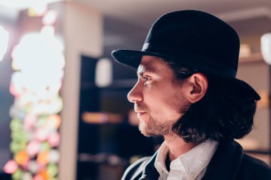 bir dedektif portresi