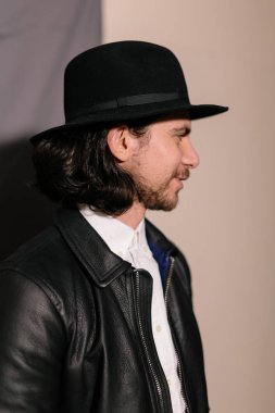 şapka ve deri ceketli çocuk