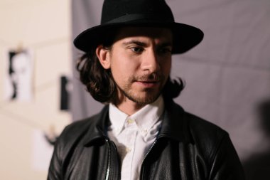 şapka ve deri ceketli çocuk