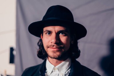 şapka ve deri ceketli çocuk