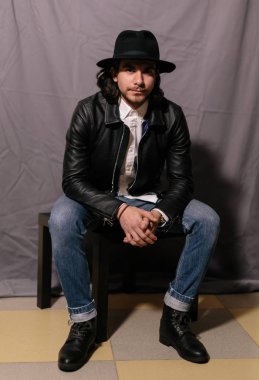 şapka ve deri ceketli çocuk