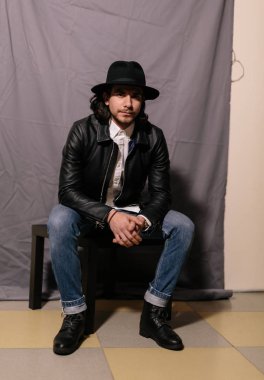 şapka ve deri ceketli çocuk