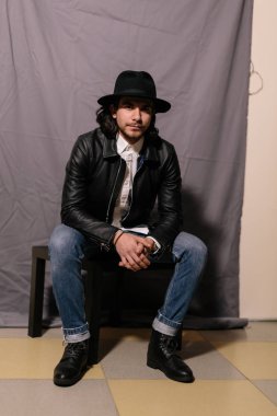 şapka ve deri ceketli çocuk