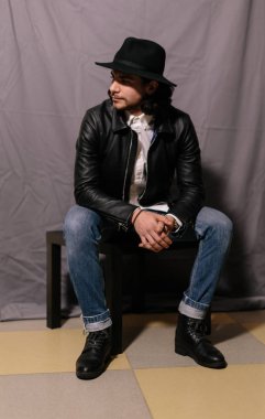 şapka ve deri ceketli çocuk