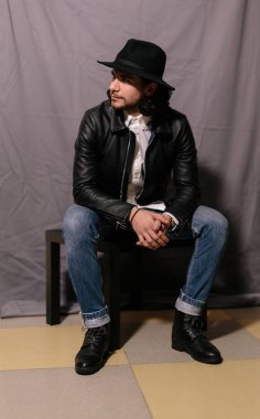 şapka ve deri ceketli çocuk