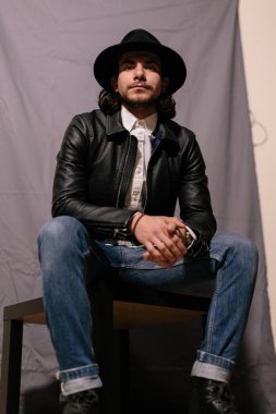 şapka ve deri ceketli çocuk