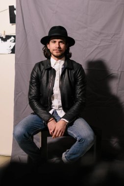 şapka ve deri ceketli çocuk