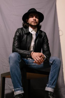 şapka ve deri ceketli çocuk