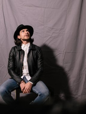 şapka ve deri ceketli çocuk