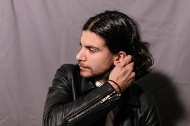 genç yakışıklı bir adamla