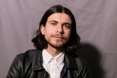 genç yakışıklı bir adamla