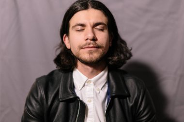 genç yakışıklı bir adamla