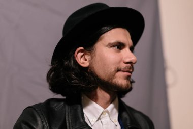 genç yakışıklı bir adamla