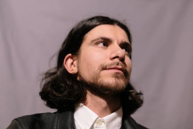 genç yakışıklı bir adamla