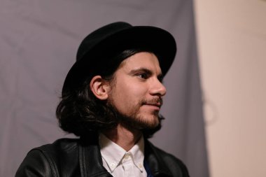 genç yakışıklı bir adamla