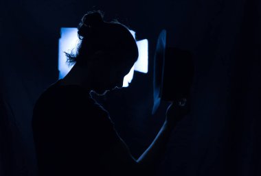 Şapkalı bir dansçı silüeti