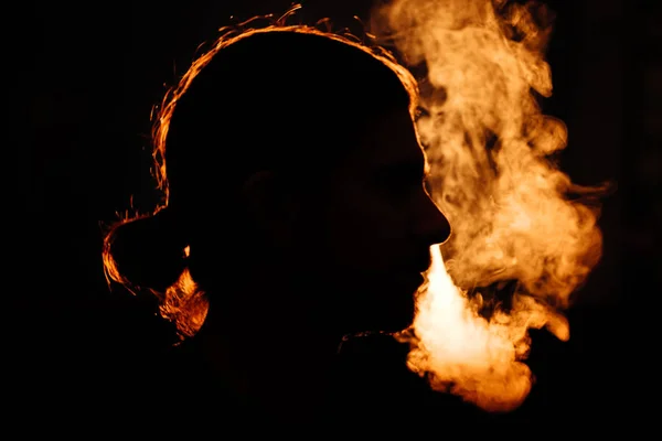 Mans fejét a füst — Stock Fotó