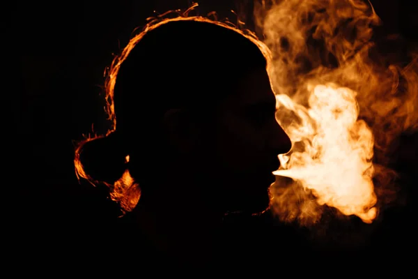煙の中で頭をマンします。 — ストック写真