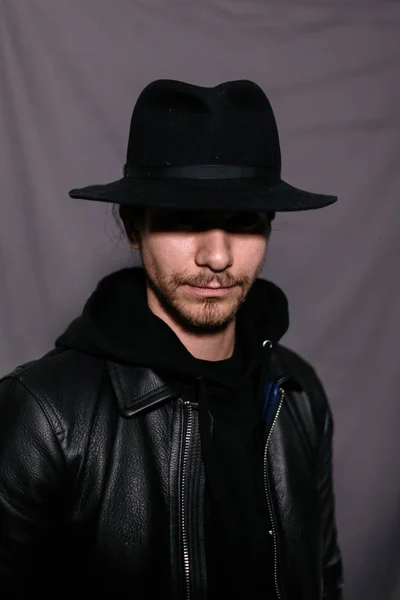 Mann mit Hut und Lederjacke — Stockfoto