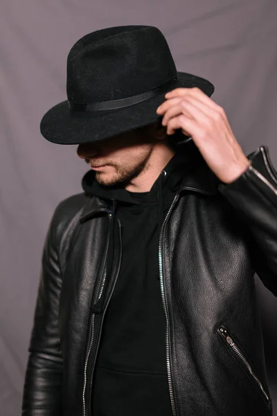 Killen i en hatt och läder jacka — Stockfoto