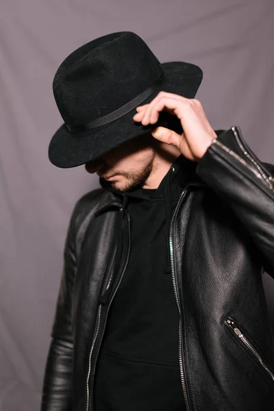 Gars dans un chapeau et une veste en cuir — Photo