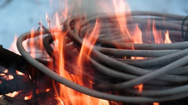 Tel ateş içinde ateş