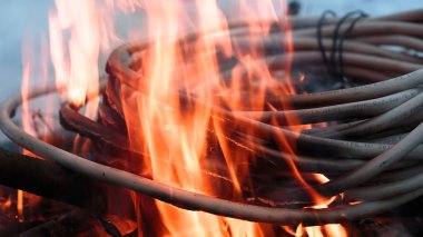 Tel ateş içinde ateş