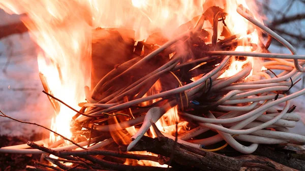 Disparando alambre en el fuego —  Fotos de Stock