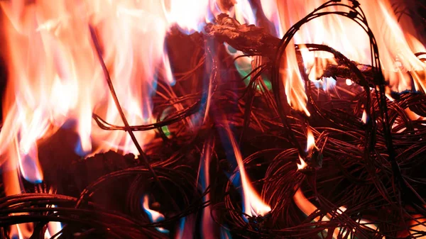 Tel ateş içinde ateş