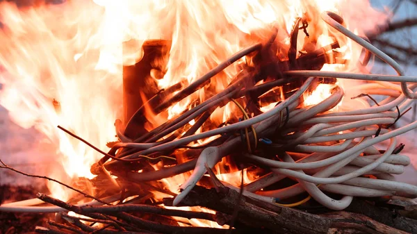 Firing wire in fire