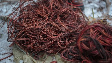 Karda çıplak bakır teller