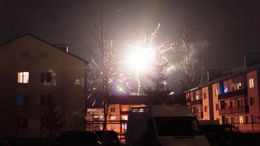 evler üzerinde gece gökyüzünde havai fişek