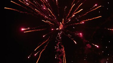 gece gökyüzünde güçlü havai fişek