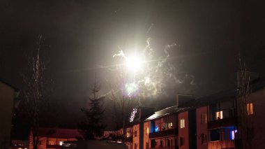 evler üzerinde gece gökyüzünde havai fişek