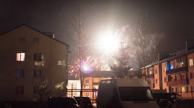 evler üzerinde gece gökyüzünde havai fişek