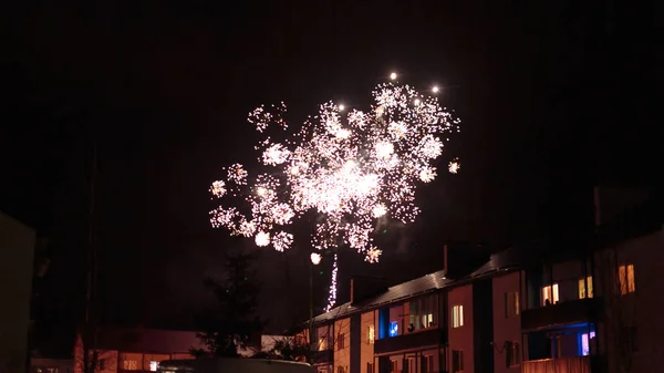 Feuerwerk am Nachthimmel über Häusern — Stockfoto