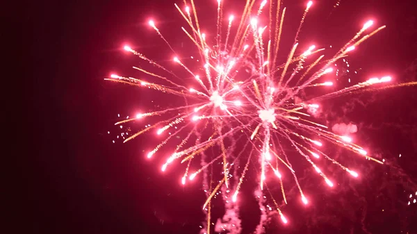 Fogos de artifício poderosos no céu noturno — Fotografia de Stock